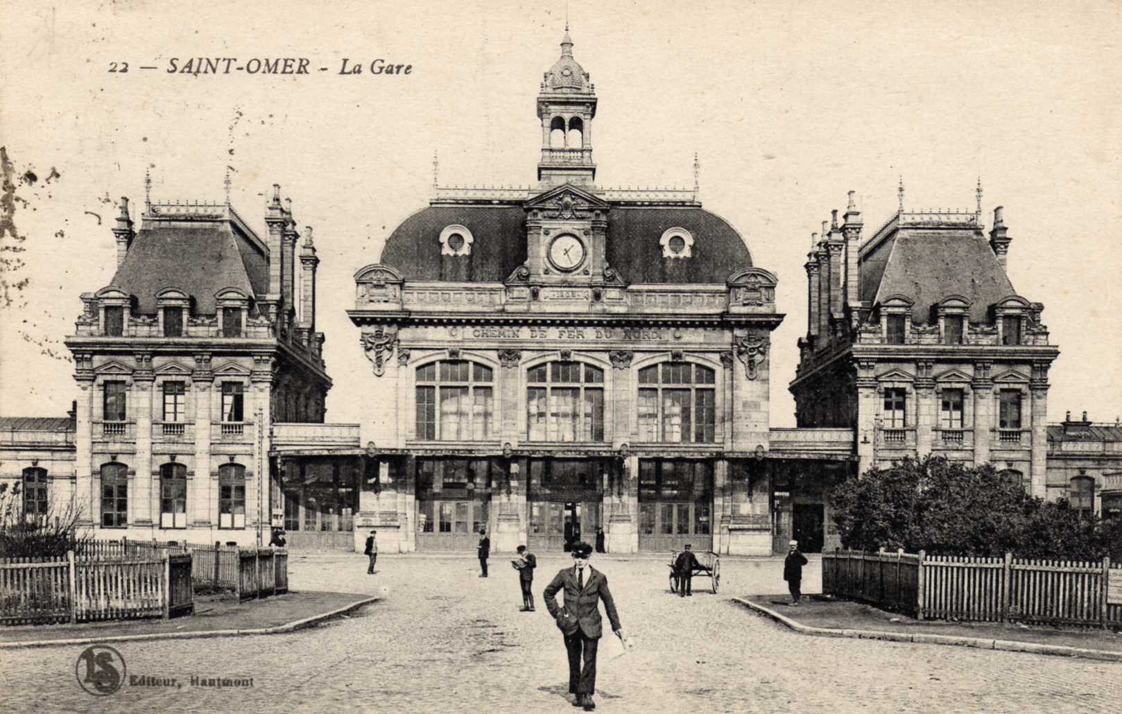 gare (c) La cour de la gare Carte postale CPA Saint Omer